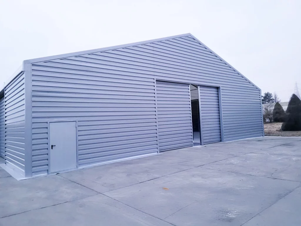 Hala-namiotowa-z-blachy-trzema-bramami-przesuwnymi-5